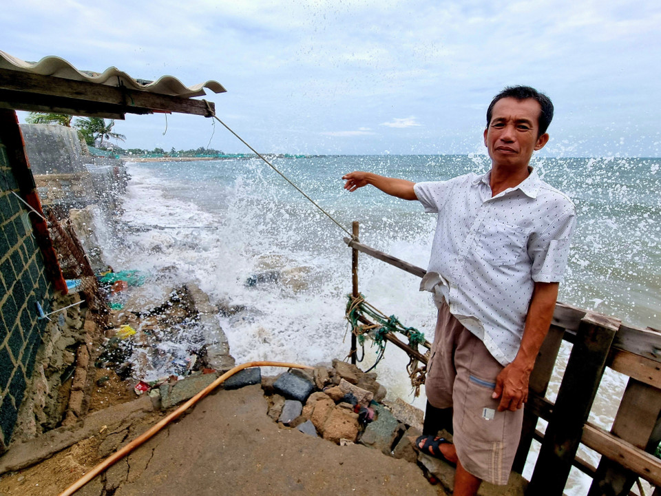 Người dân ở khu phố Ninh Chữ 1 (thị trấn Khánh Hải, huyện Ninh Hải) lo lắng vì sóng biển xâm thực sâu vào đất liền. (Ảnh: Nguyễn Thành/TTXVN)
