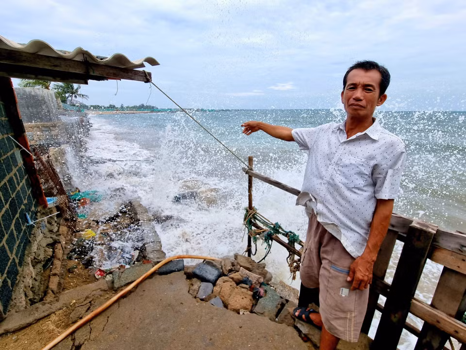 Người dân ở khu phố Ninh Chữ 1 (thị trấn Khánh Hải, huyện Ninh Hải) lo lắng vì sóng biển xâm thực sâu vào đất liền. (Ảnh: Nguyễn Thành/TTXVN)
