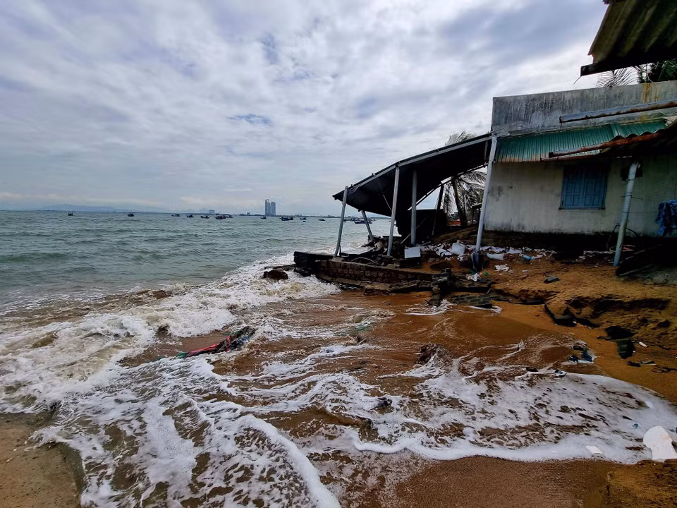 Sóng biển xâm thực ngày càng sâu vào bờ biển khu phố Ninh Chữ 1 (thị trấn Khánh Hải, huyện Ninh Hải, Ninh Thuận). (Ảnh: Nguyễn Thành/TTXVN)