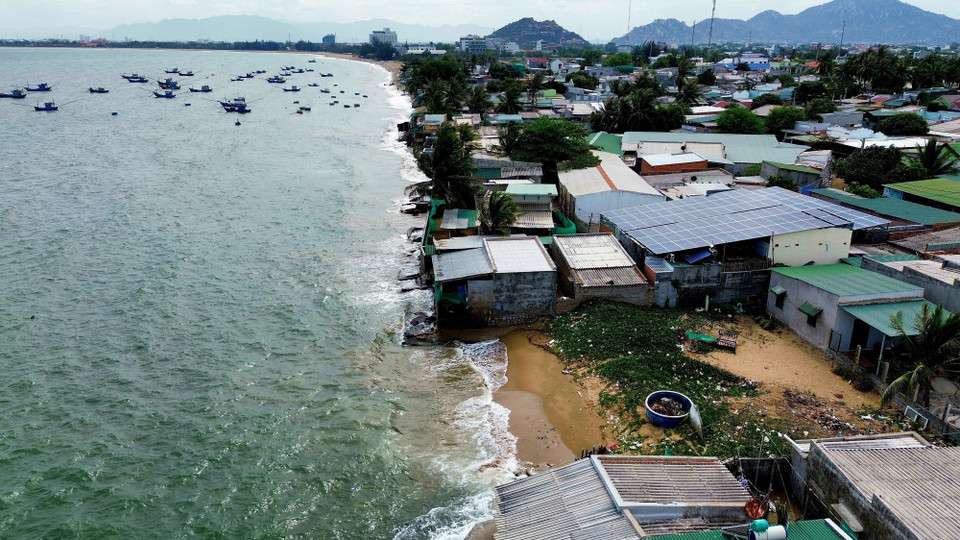Tuyến bờ biển khu phố Ninh Chữ 1 (thị trấn Khánh Hải, huyện Ninh Hải) có chiều dài khoảng 600 mét đang bị ảnh hưởng trực tiếp bởi sóng biển xâm thực mạnh. (Ảnh: Nguyễn Thành/TTXVN)