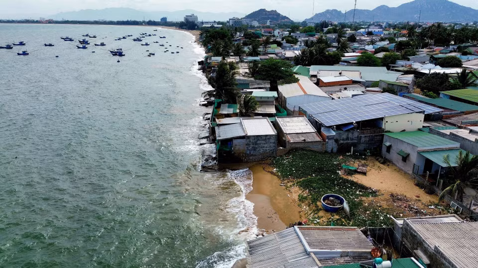 Tuyến bờ biển khu phố Ninh Chữ 1 (thị trấn Khánh Hải, huyện Ninh Hải) có chiều dài khoảng 600 mét đang bị ảnh hưởng trực tiếp bởi sóng biển xâm thực mạnh. (Ảnh: Nguyễn Thành/TTXVN)