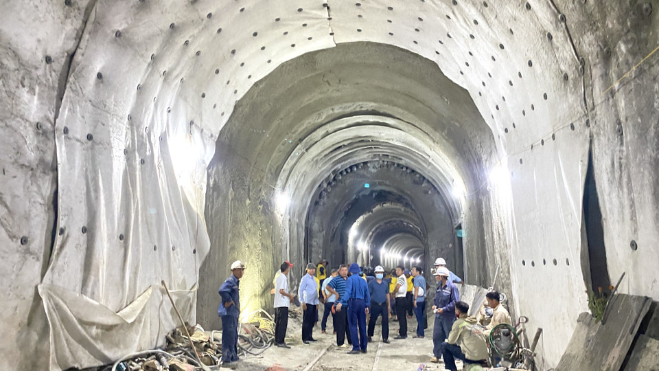 Công nhân thực hiện những công đoạn khắc phục cuối cùng trong hầm đường sắt Chí Thạnh. (Ảnh: Tường Quân/TTXVN)