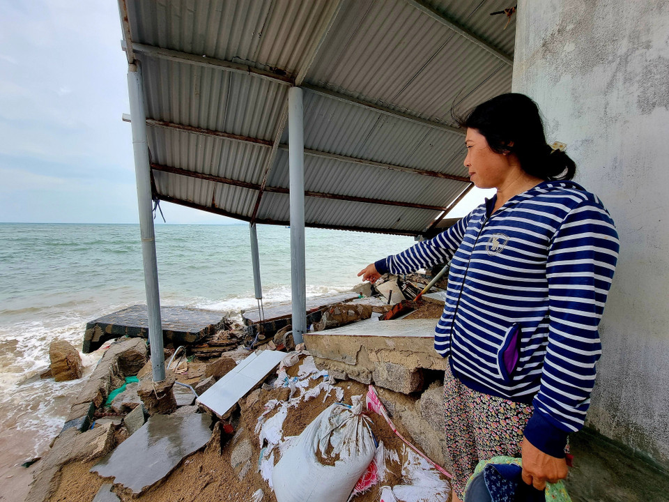 Sóng biển đánh sập phần trước một căn nhà của người dân ở khu phố Ninh Chữ 1 (thị trấn Khánh Hải, huyện Ninh Hải). (Ảnh: Nguyễn Thành/TTXVN)