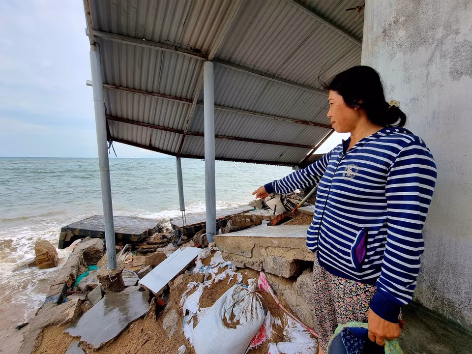 Sóng biển đánh sập phần trước một căn nhà của người dân ở khu phố Ninh Chữ 1 (thị trấn Khánh Hải, huyện Ninh Hải). (Ảnh: Nguyễn Thành/TTXVN)