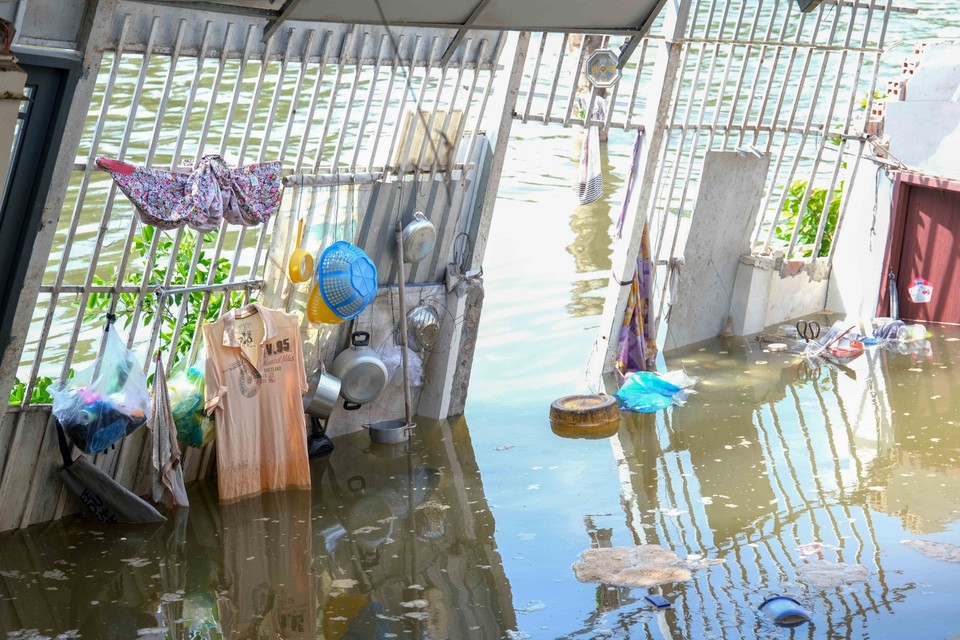 Vụ sạt lở làm 10 căn nhà ven sông Bình Thủy bị sạt mất phần nhà phía sau cùng nhiều tài sản. (Ảnh: Thanh Liêm/TTXVN)