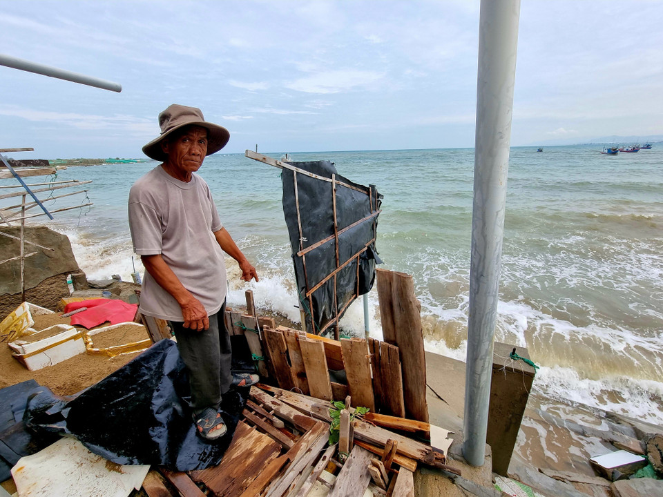 Sóng biển 'nuốt trôi' một phần căn nhà của người dân ở khu phố Ninh Chữ 1 (thị trấn Khánh Hải, huyện Ninh Hải). (Ảnh: Nguyễn Thành/TTXVN)