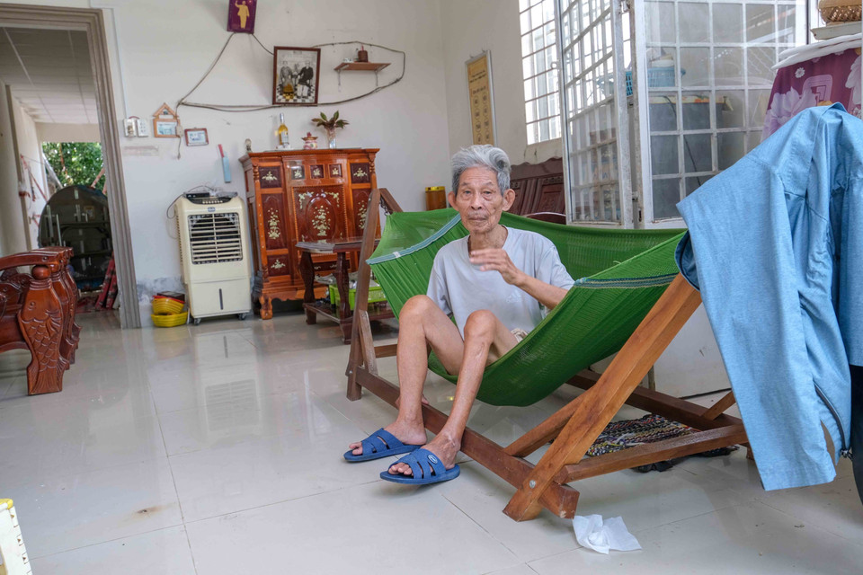Ông Lê Văn Giáp (93 tuổi, khu vực Bình Yên A, phường Long Hòa, quận Bình Thủy) ngồi trong căn nhà bị sạt lở sáng 31/5. (Ảnh: Thanh Liêm/TTXVN)