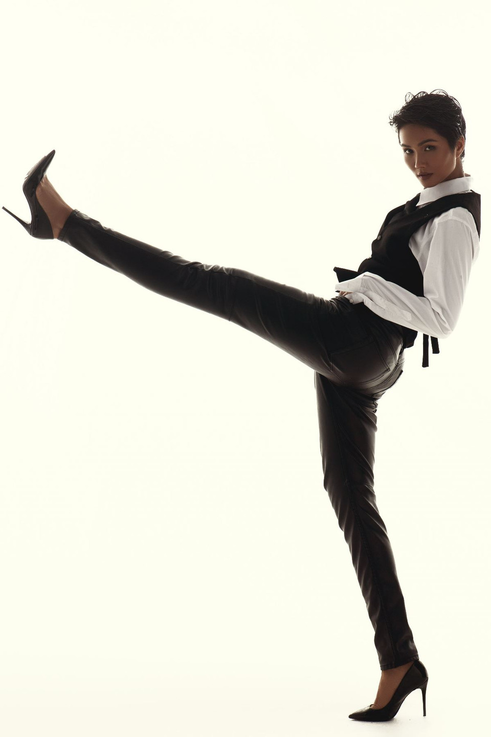 Đây cũng là bộ ảnh cuối của Hoa hậu H’Hen Niê với mái tóc ngắn, vì sau đó cô nuôi tóc dài và thường xuyên sử dụng tóc giả cho mỗi lần xuất hiện. (Ảnh: Milor Trần/Vietnam+)