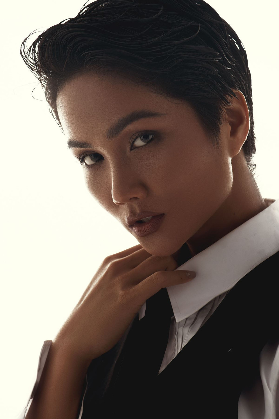 Cùng ngắm H'Hen Niê trong hình ảnh mái tóc tém đã làm nên thương hiệu của cô thời gian qua. (Ảnh: Milor Trần/Vietnam+)