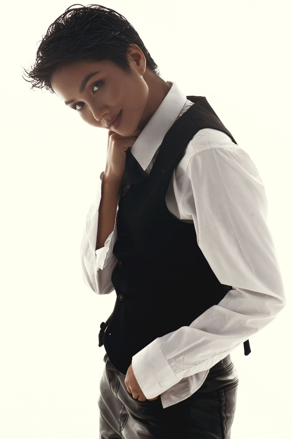 Hiện, sau khi kết thúc nhiệm kỳ Hoa hậu Hoàn vũ Việt Nam, H’Hen Niê vẫn tiếp tục tham gia các hoạt động cộng đồng, xã hội. Cô vừa vinh dự được bầu làm Ủy viên Trung ương Hội Liên hiệp Thanh niên Việt Nam khóa VIII. (Ảnh: Milor Trần/Vietnam+)