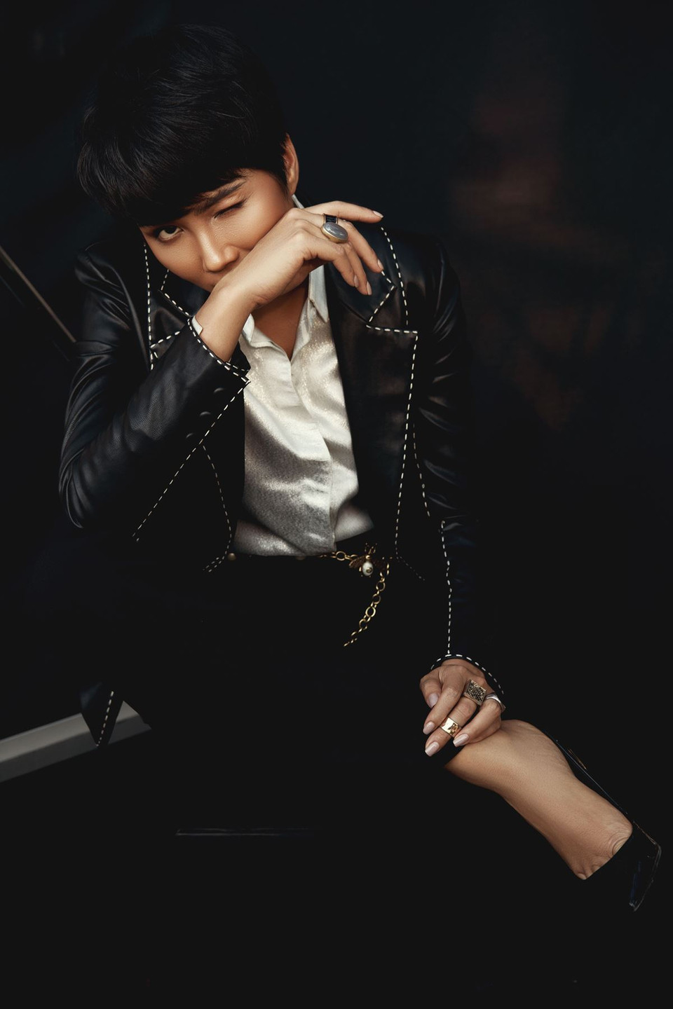 Để ghi lại dấu ấn quan trọng, Hoa hậu H’Hen Niê đã thực hiện bộ ảnh phong cách ‘menswear’ trước khi chuyển mình sang hình ảnh mới. (Ảnh: Milor Trần/Vietnam+)