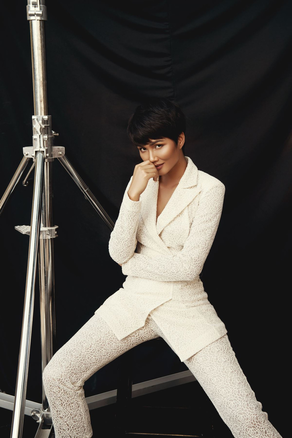 Được thực hiện vào thời điểm trở về từ Miss Universe 2018, cảm xúc về những ngày thi tại Thái Lan vẫn còn trong lòng H’Hen Niê, được cô thể hiện thông qua thần thái, cách tạo dáng và chú trọng vào biểu cảm đôi mắt. (Ảnh: Milor Trần/Vietnam+)