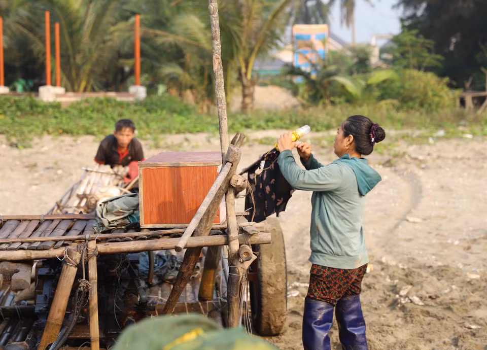 Phụ nữ làng biển tham gia sửa soạn ngư cụ, lắp đèn tín hiệu giúp chồng chuẩn bị ra khơi. (Ảnh: Xuân Tiến/TTXVN)