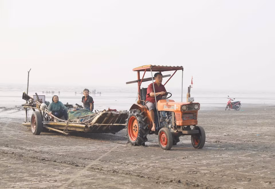 Kéo phương tiện bè mảng lên bãi đậu. (Ảnh: Xuân Tiến/TTXVN)