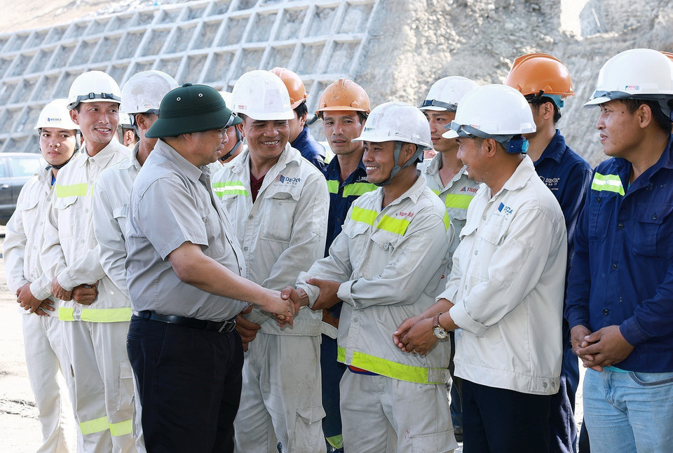 Thủ tướng Phạm Minh Chính thăm hỏi, động viên công nhân thi công hầm Tuy An thuộc Dự án Cao tốc Chí Thạch-Vân Phong đoạn qua tỉnh Phú Yên. (Ảnh: Dương Giang/TTXVN)