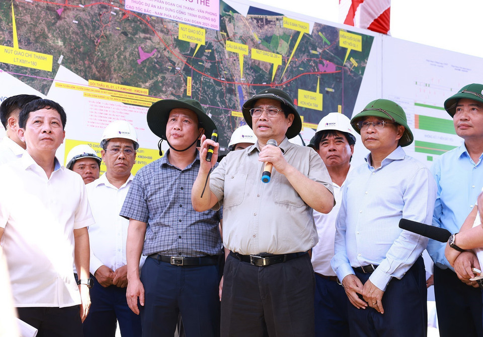 Thủ tướng Phạm Minh Chính kiểm tra tiến độ thi công Cao tốc Chí Thạch- Vân Phong đoạn qua tỉnh Phú Yên, thuộc Dự án Đường bộ Cao tốc Bắc-Nam phía Đông. (Ảnh: Dương Giang/TTXVN)