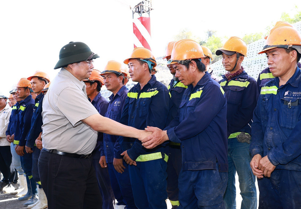 Thủ tướng Phạm Minh Chính thăm hỏi, động viên công nhân thi công hầm Tuy An thuộc Dự án Cao tốc Chí Thạch-Vân Phong đoạn qua tỉnh Phú Yên. (Ảnh: Dương Giang/TTXVN)