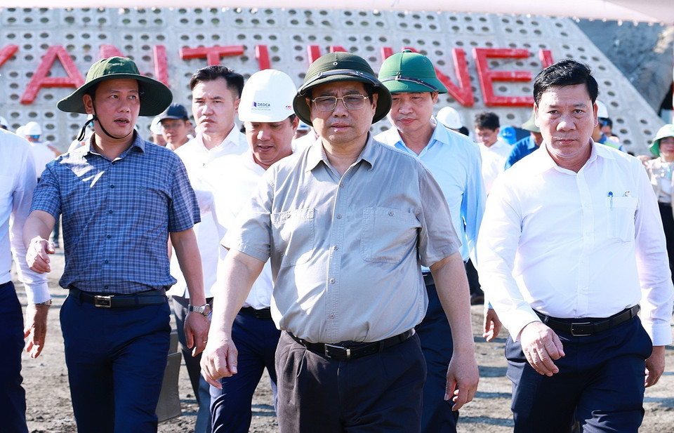 Thủ tướng Phạm Minh Chính kiểm tra tiến độ thi công Cao tốc Chí Thạch-Vân Phong đoạn qua tỉnh Phú Yên, thuộc Dự án Đường bộ Cao tốc Bắc-Nam phía Đông. (Ảnh: Dương Giang/TTXVN)