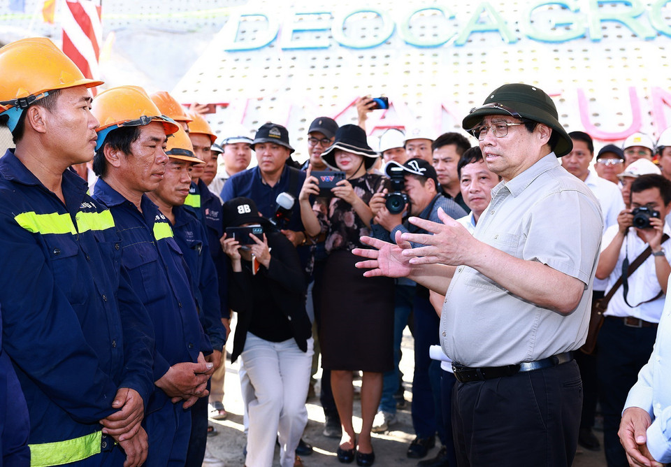 Thủ tướng Phạm Minh Chính động viên công nhân thi công hầm Tuy An thuộc Dự án Cao tốc Chí Thạch-Vân Phong đoạn qua tỉnh Phú Yên. (Ảnh: Dương Giang/TTXVN)