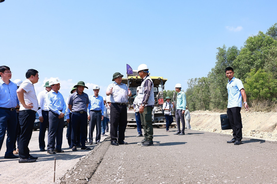 Thủ tướng Phạm Minh Chính kiểm tra tiến độ thi công dự án Cao tốc Vân Phong-Nha Trang. (Ảnh: Dương Giang/TTXVN)
