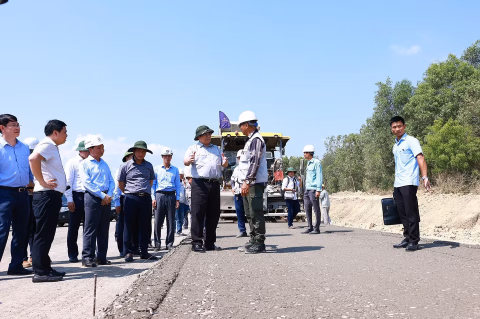Thủ tướng Phạm Minh Chính kiểm tra tiến độ thi công dự án Cao tốc Vân Phong-Nha Trang. (Ảnh: Dương Giang/TTXVN)