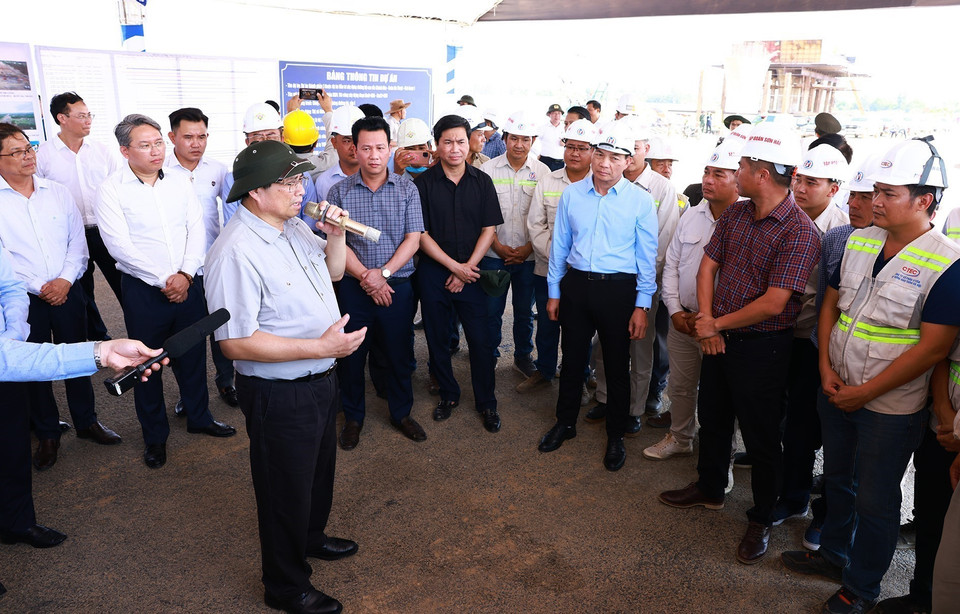 Thủ tướng Phạm Minh Chính giao nhiệm vụ cho nhà thầu và các đơn vị thi công Dự án Đường bộ Cao tốc Khánh Hòa-Buôn Ma Thuột giai đoạn 1. (Ảnh: Dương Giang/TTXVN)