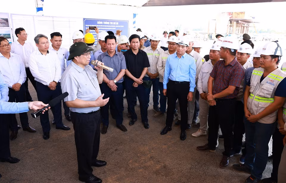 Thủ tướng Phạm Minh Chính giao nhiệm vụ cho nhà thầu và các đơn vị thi công Dự án Đường bộ Cao tốc Khánh Hòa-Buôn Ma Thuột giai đoạn 1. (Ảnh: Dương Giang/TTXVN)