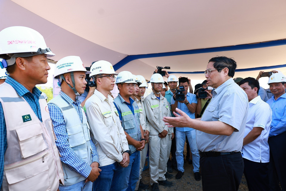 Thủ tướng Phạm Minh Chính với công nhân thi công Dự án Cao tốc Vân Phong-Nha Trang. (Ảnh: Dương Giang/TTXVN)