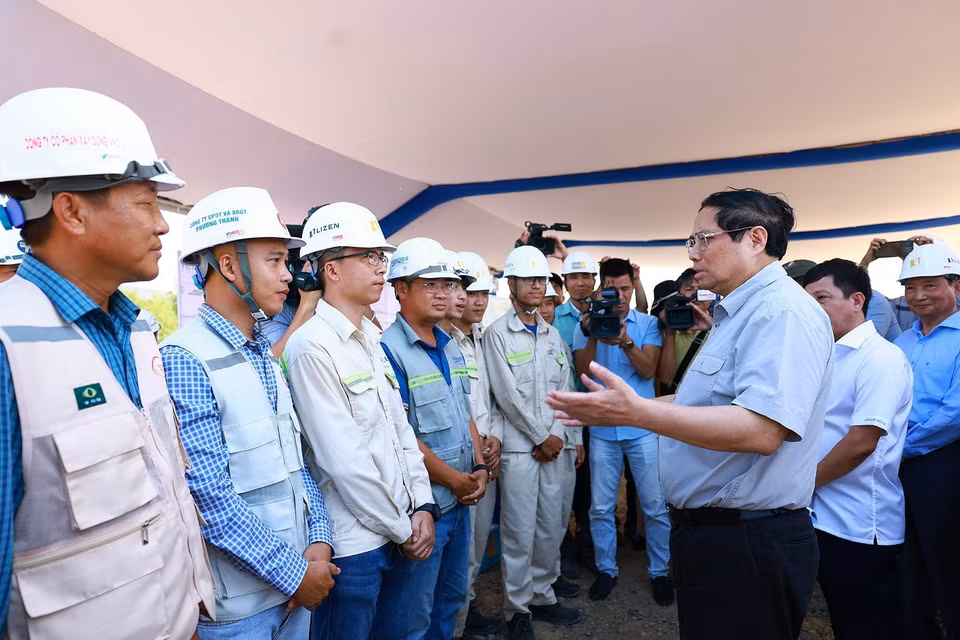 Thủ tướng Phạm Minh Chính với công nhân thi công Dự án Cao tốc Vân Phong-Nha Trang. (Ảnh: Dương Giang/TTXVN)