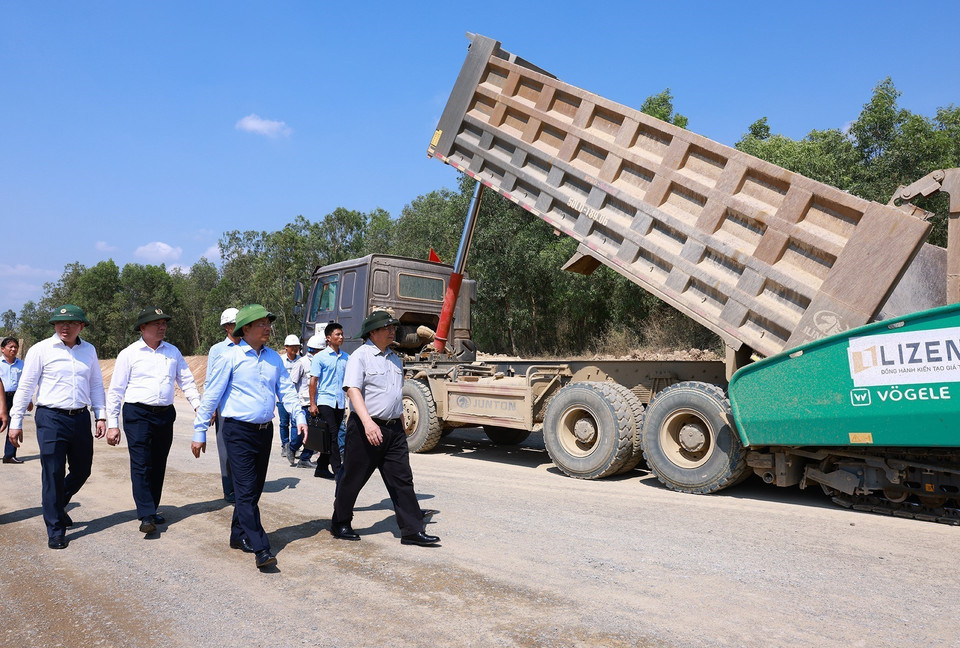 Thủ tướng Phạm Minh Chính kiểm tra tiến độ thi công Dự án Cao tốc Vân Phong-Nha Trang. (Ảnh: Dương Giang/TTXVN)