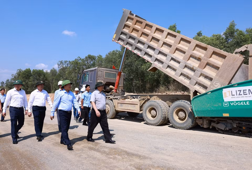 Thủ tướng Phạm Minh Chính kiểm tra tiến độ thi công Dự án Cao tốc Vân Phong-Nha Trang. (Ảnh: Dương Giang/TTXVN)