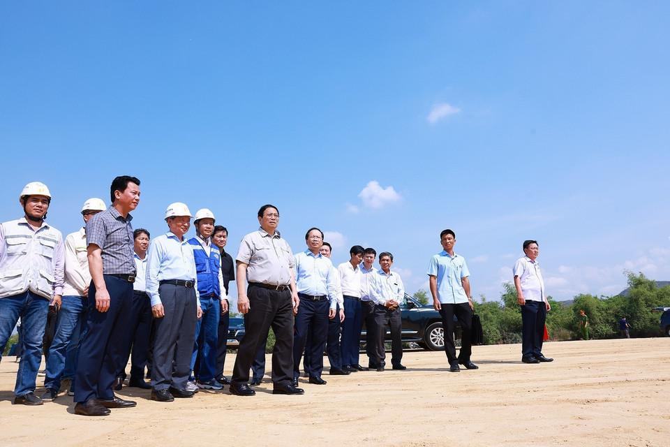 Thủ tướng Phạm Minh Chính kiểm tra dự án Cao tốc Vân Phong-Nha Trang thuộc Dự án xây dựng công trình Đường bộ Cao tốc Bắc-Nam phía Đông. (Ảnh: Dương Giang/TTXVN)