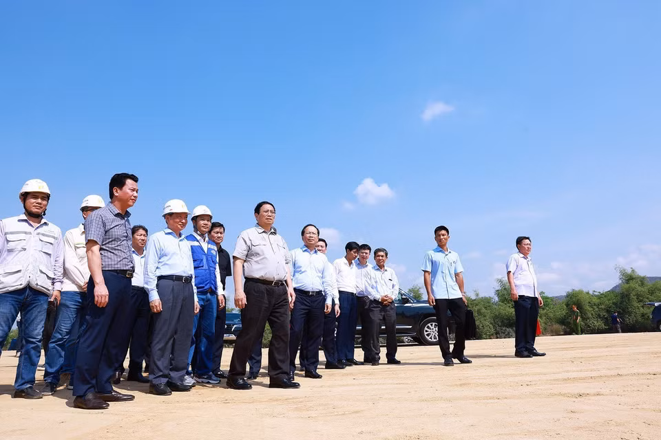 Thủ tướng Phạm Minh Chính kiểm tra dự án Cao tốc Vân Phong-Nha Trang thuộc Dự án xây dựng công trình Đường bộ Cao tốc Bắc-Nam phía Đông. (Ảnh: Dương Giang/TTXVN)