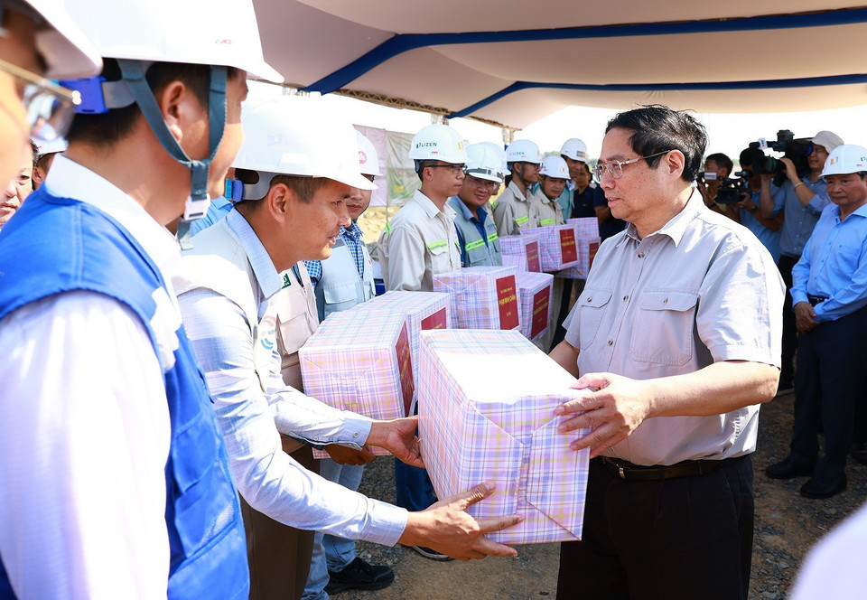 Thủ tướng Phạm Minh Chính tặng quà công nhân thi công Dự án Cao tốc Vân Phong-Nha Trang. (Ảnh: Dương Giang/TTXVN)
