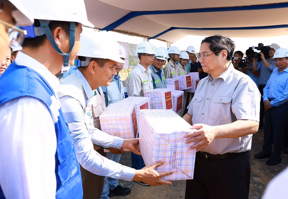 Thủ tướng Phạm Minh Chính tặng quà công nhân thi công Dự án Cao tốc Vân Phong-Nha Trang. (Ảnh: Dương Giang/TTXVN)
