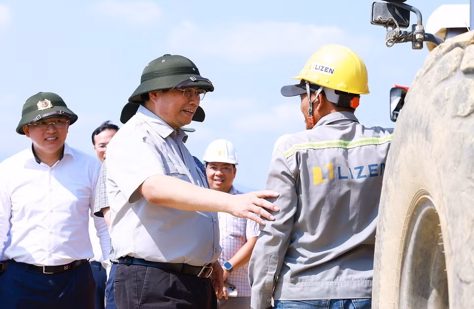 Thủ tướng Phạm Minh Chính thăm hỏi, động viên công nhân thi công Dự án Cao tốc Vân Phong-Nha Trang. (Ảnh: Dương Giang/TTXVN)