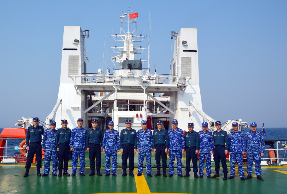 Lực lượng Cảnh sát Biển hai nước Việt Nam-Trung Quốc chụp ảnh lưu niệm trên tàu CSB 8004. (Ảnh: Mạnh Thường/TTXVN)