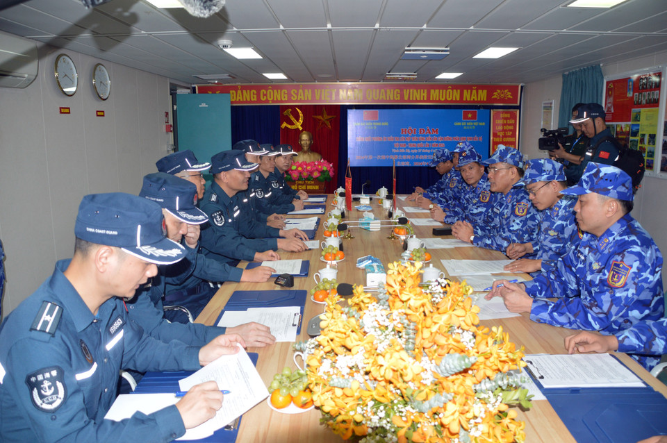 Cảnh sát Biển hai nước Việt Nam-Trung Quốc hội đàm trên tàu CSB 8004, thống nhất kế hoạch trước khi bước vào tuần tra chung. (Ảnh: Mạnh Thường/TTXVN)