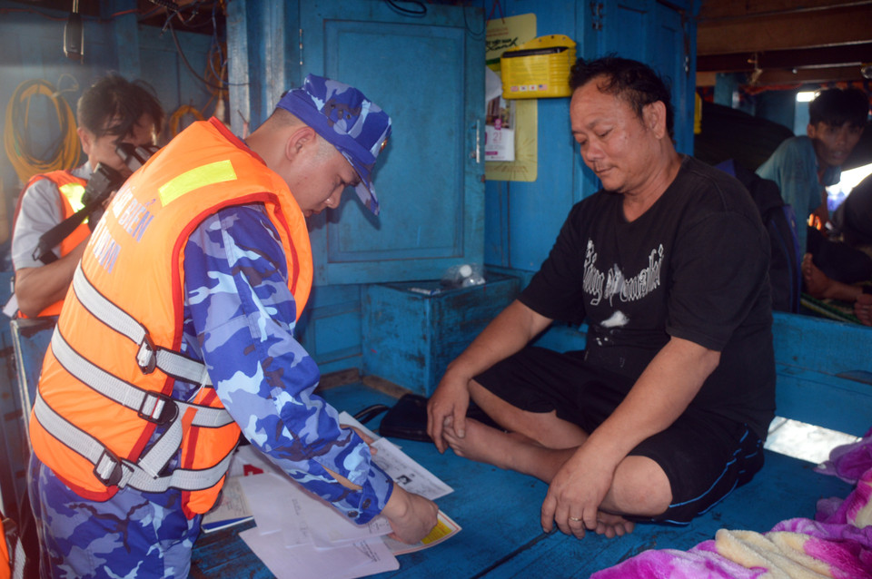 Kiểm tra giấy tờ của tàu cá Việt Nam hoạt động trên khu vực biển lân cận đường phân định Vịnh Bắc Bộ. (Ảnh: Hoàng Ngọc/TTXVN)