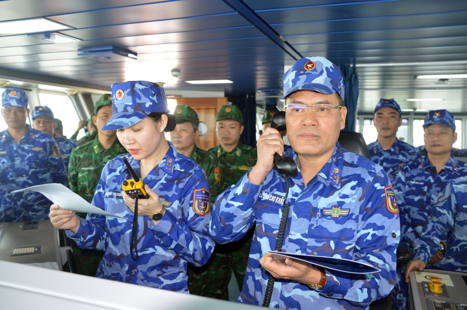 Đại tá Lương Cao Khải điện đàm với Đại tá Ngô Ấu Lâm. (Ảnh: Hoàng Ngọc/TTXVN)