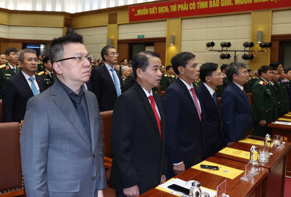 Các đại biểu dự buổi lễ thực hiện nghi thức chào cờ. (Ảnh: Thống Nhất/TTXVN)