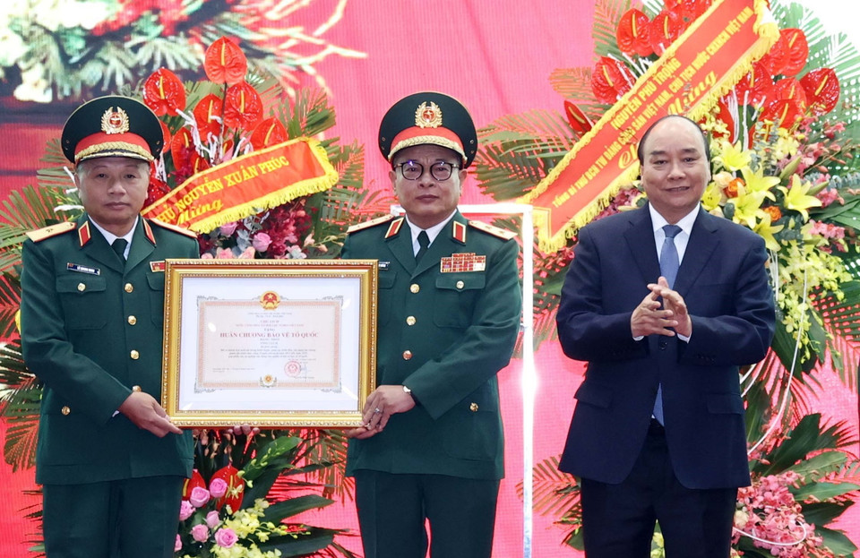 Thủ tướng Nguyễn Xuân Phúc trao tặng Huân chương Bảo vệ Tổ quốc hạng Nhất cho Tổng cục II, Bộ Quốc phòng. (Ảnh: Thống Nhất/TTXVN)