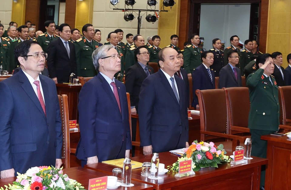 Thủ tướng Nguyễn Xuân Phúc và các đại biểu thực hiện nghi thức chào cờ. (Ảnh: Thống Nhất/TTXVN)