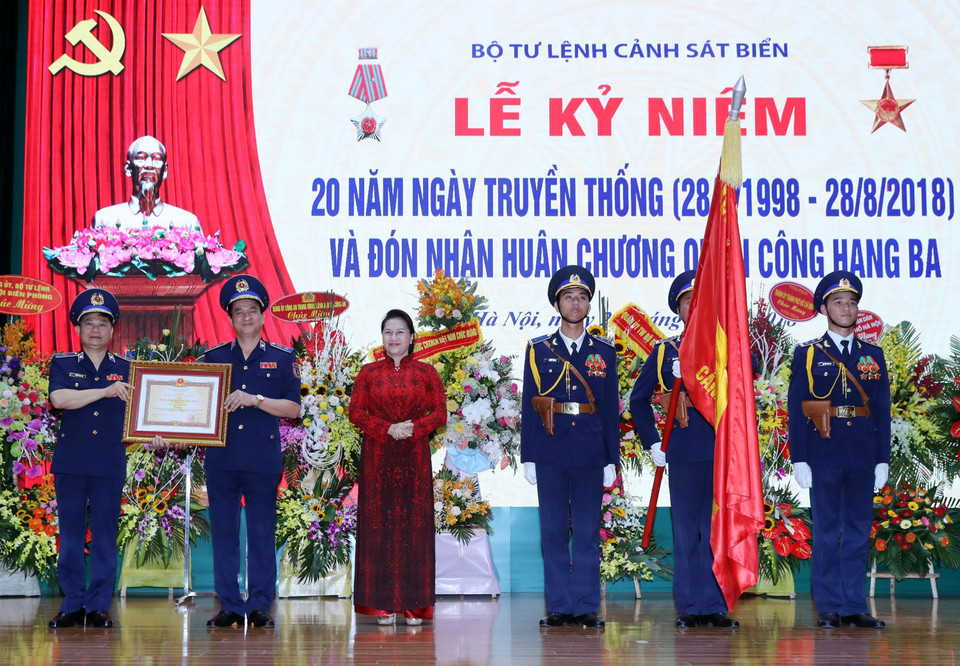 Chủ tịch Quốc hội Nguyễn Thị Kim Ngân trao Huân chương Quân công hạng Ba cho lực lượng Cảnh sát biển Việt Nam. (Ảnh: Trọng Đức/TTXVN)