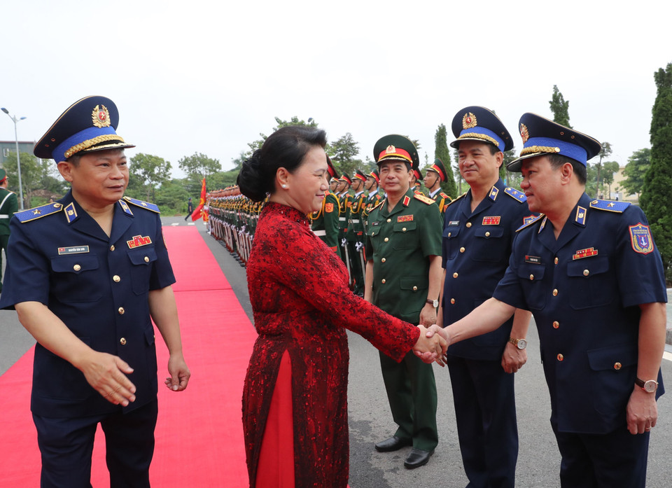 Chủ tịch Quốc hội Nguyễn Thị Kim Ngân với các đại biểu. (Ảnh: Trọng Đức/TTXVN)