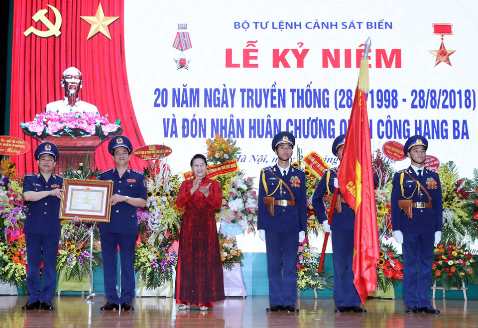 Chủ tịch Quốc hội Nguyễn Thị Kim Ngân trao Huân chương Quân công hạng Ba cho lực lượng Cảnh sát biển Việt Nam. (Ảnh: Trọng Đức/TTXVN)