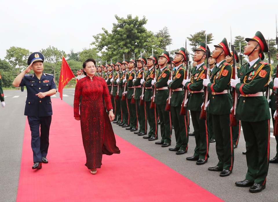 Chủ tịch Quốc hội Nguyễn Thị Kim Ngân duyệt đội danh dự. (Ảnh: Trọng Đức/TTXVN)