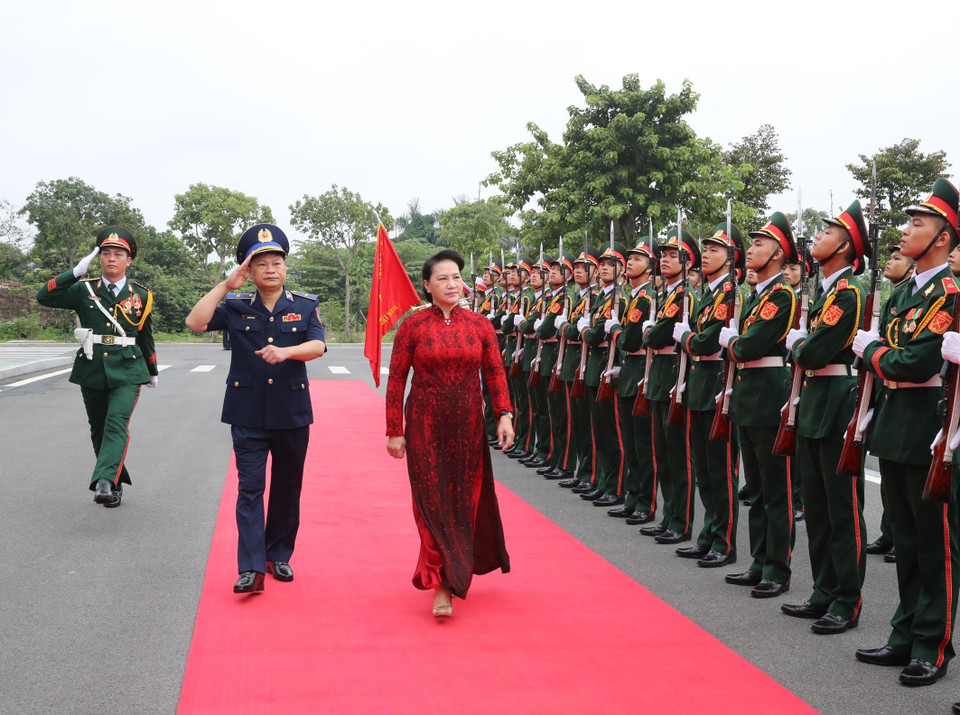 Chủ tịch Quốc hội Nguyễn Thị Kim Ngân duyệt đội danh dự. (Ảnh: Trọng Đức/TTXVN)