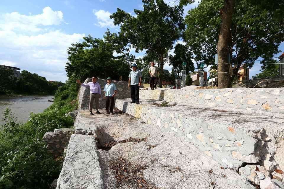 Đoàn khảo sát về khu vực sạt lở trước đình Lưu Xá (xã Hòa Chính), nơi ngã ba sông Bùi và sông Đáy có dòng chảy phức tạp. (Ảnh: Minh Quyết/TTXVN)