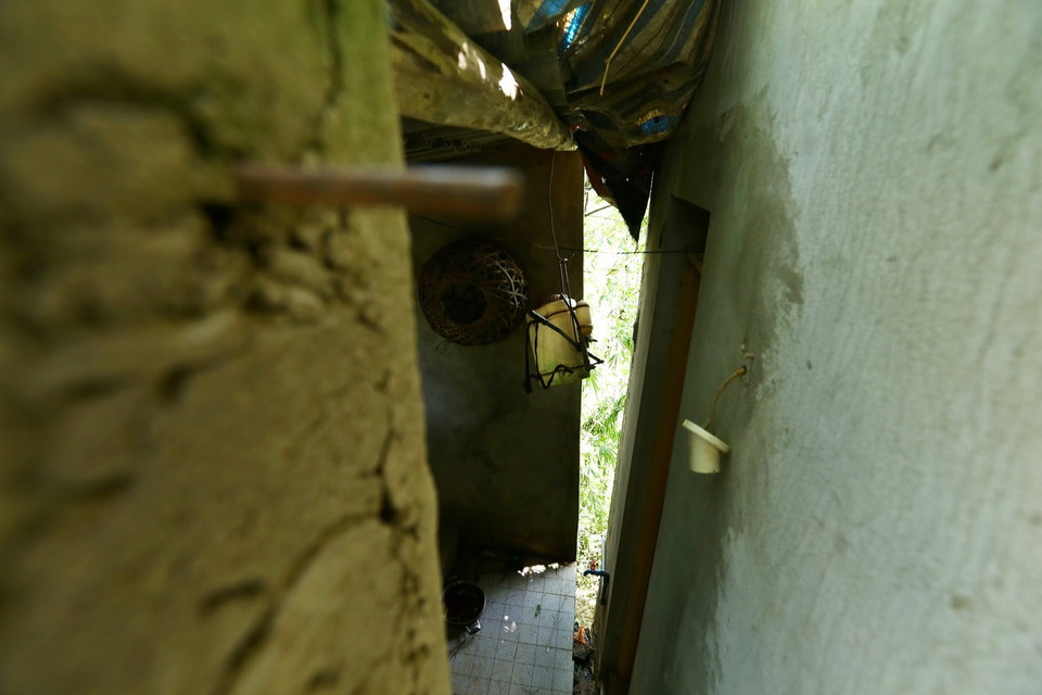 Sạt lở bờ sông khu vực xóm Giữa (xã Tốt Động) gây ảnh hưởng tới nhà hộ dân. (Ảnh: Minh Quyết/TTXVN)